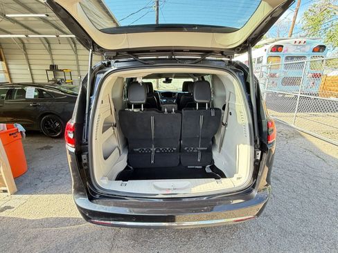 Used 2023 Chrysler Pacifica Touring-L FWD image 33