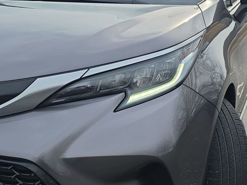 Used 2022 Toyota Sienna XSE image 32