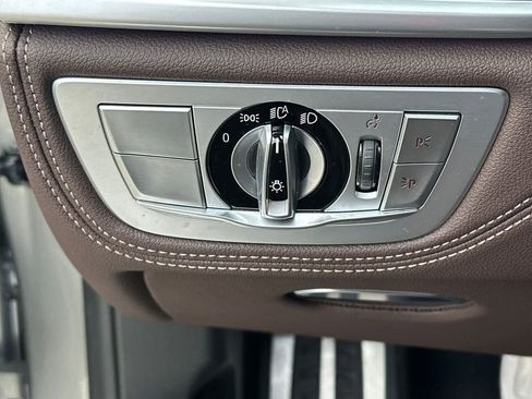 Used 2022 BMW 740i w/ M Sport Package image 30