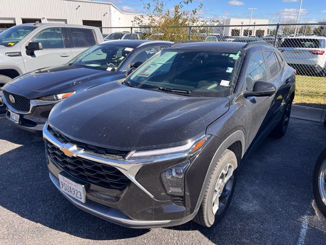 Used 2025 Chevrolet Trax LT w/ LT Convenience Package FWD image 3