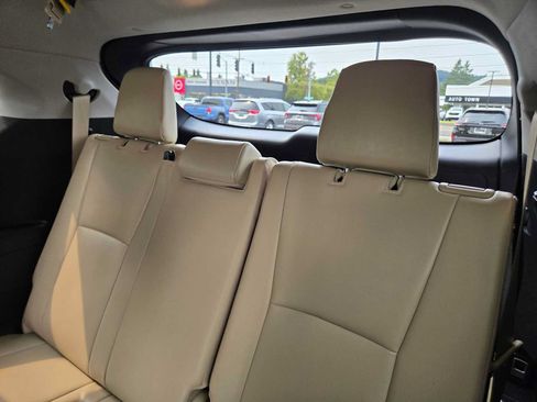 Used 2022 Toyota Highlander XLE AWD/4WD image 18