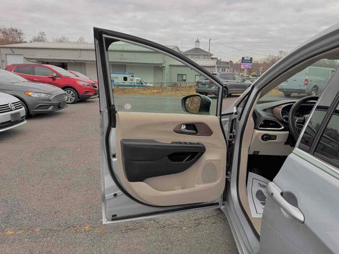 Used 2023 Chrysler Voyager LX image 11