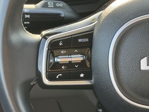 Used 2025 Kia Carnival FWD image 13