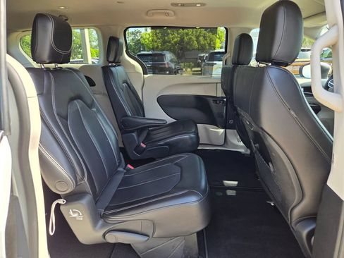 Used 2023 Chrysler Pacifica Touring-L FWD image 18