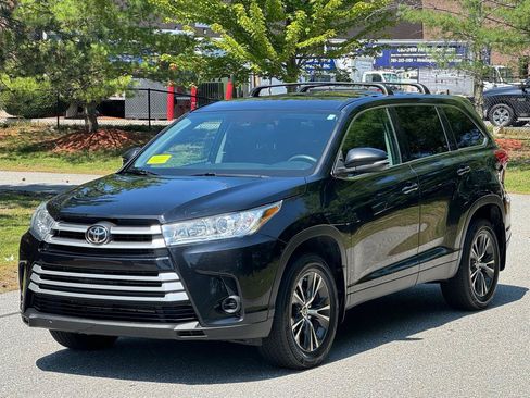 Used 2019 Toyota Highlander LE AWD/4WD image 3