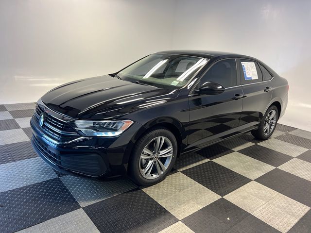 Certified 2024 Volkswagen Jetta SE FWD image 3