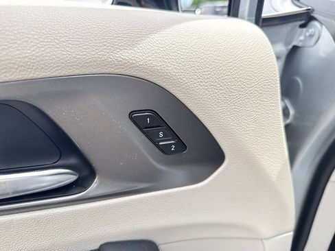 Used 2024 Chrysler Pacifica Touring-L FWD image 10