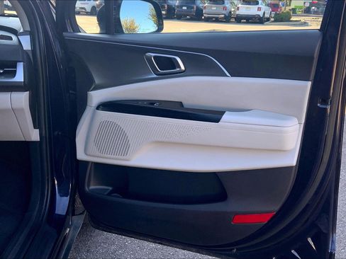 Used 2024 Kia Carnival LX image 25