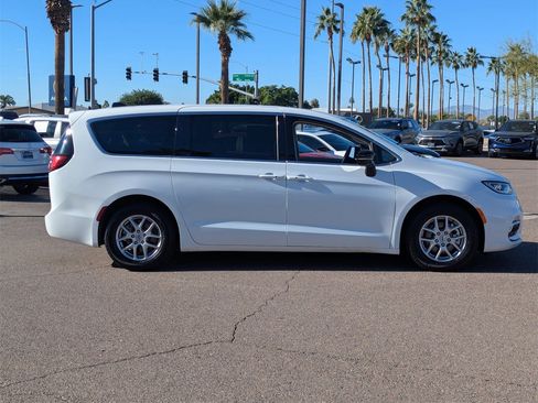 Used 2024 Chrysler Pacifica Touring-L image 7