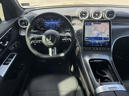 Used 2025 Mercedes-Benz GLC 300 4MATIC image 8