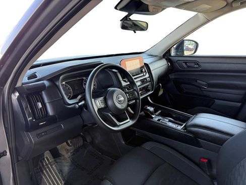 Used 2025 Nissan Pathfinder S FWD image 9