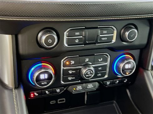 Used 2023 Chevrolet Suburban Premier image 15