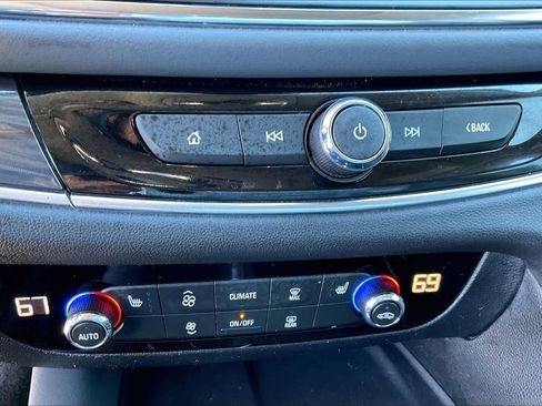 Used 2019 Buick Enclave Essence image 33