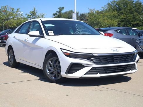 Used 2024 Hyundai Elantra SEL FWD image 2