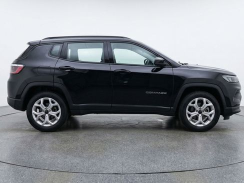 Used 2025 Jeep Compass Latitude image 11