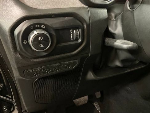 Used 2025 Jeep Gladiator Sport AWD/4WD image 8