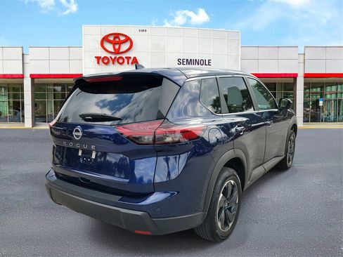 Used 2025 Nissan Rogue SV image 3