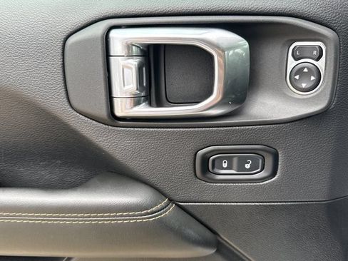 Used 2025 Jeep Wrangler Unlimited Sahara AWD/4WD image 14