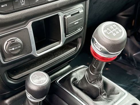 Used 2024 Jeep Gladiator Sport image 28