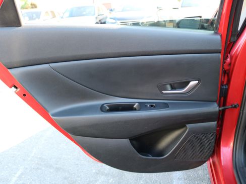 Used 2021 Hyundai Elantra SE image 28