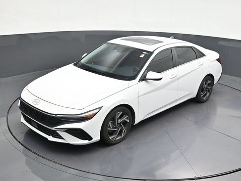 Used 2025 Hyundai Elantra SEL FWD image 15