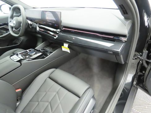 Certified 2025 BMW 530i image 18