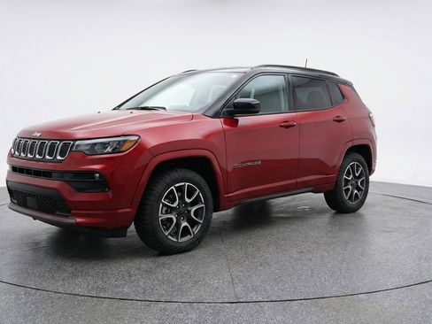 Used 2025 Jeep Compass Trailhawk AWD/4WD image 3