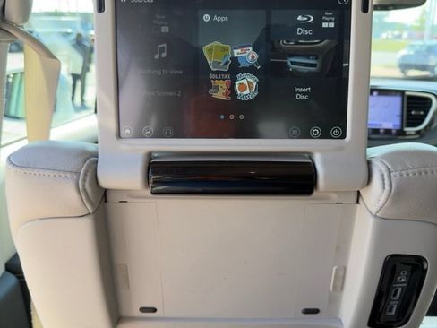 Used 2021 Chrysler Pacifica Touring-L w/ Uconnect Theater Family Group FWD image 18