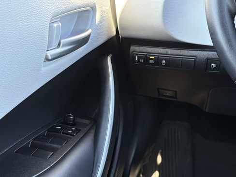 Used 2025 Toyota Corolla SE image 18