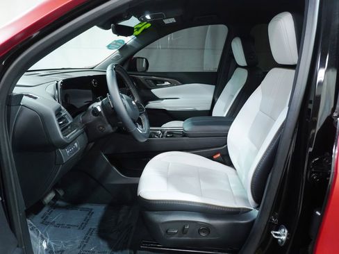 Used 2025 Chevrolet Traverse High Country AWD/4WD image 13