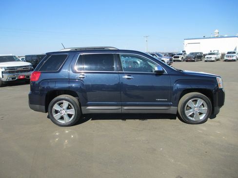 Used 2015 GMC Terrain SLE w/ Chrome Package image 2