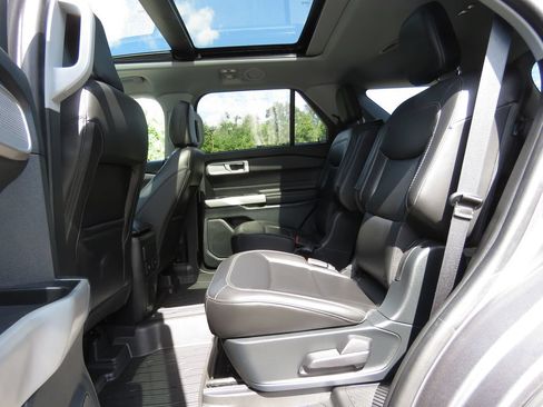 Used 2024 Ford Explorer XLT w/ Equipment Group 202A AWD/4WD image 21