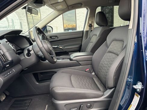 Used 2025 Nissan Pathfinder SV image 29