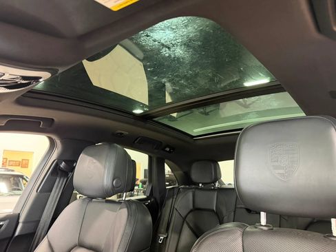 Used 2021 Porsche Macan AWD/4WD image 23