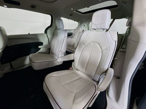 Used 2020 Chrysler Pacifica Limited FWD image 29