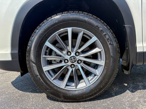 Used 2019 Toyota Highlander XLE FWD image 39