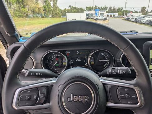 Used 2023 Jeep Wrangler Unlimited Rubicon 4xe image 30