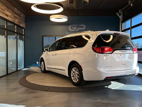 Used 2020 Chrysler Pacifica Touring-L FWD image 5