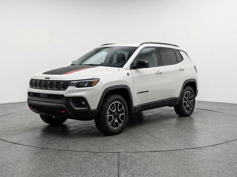 Used 2025 Jeep Compass Trailhawk image 3