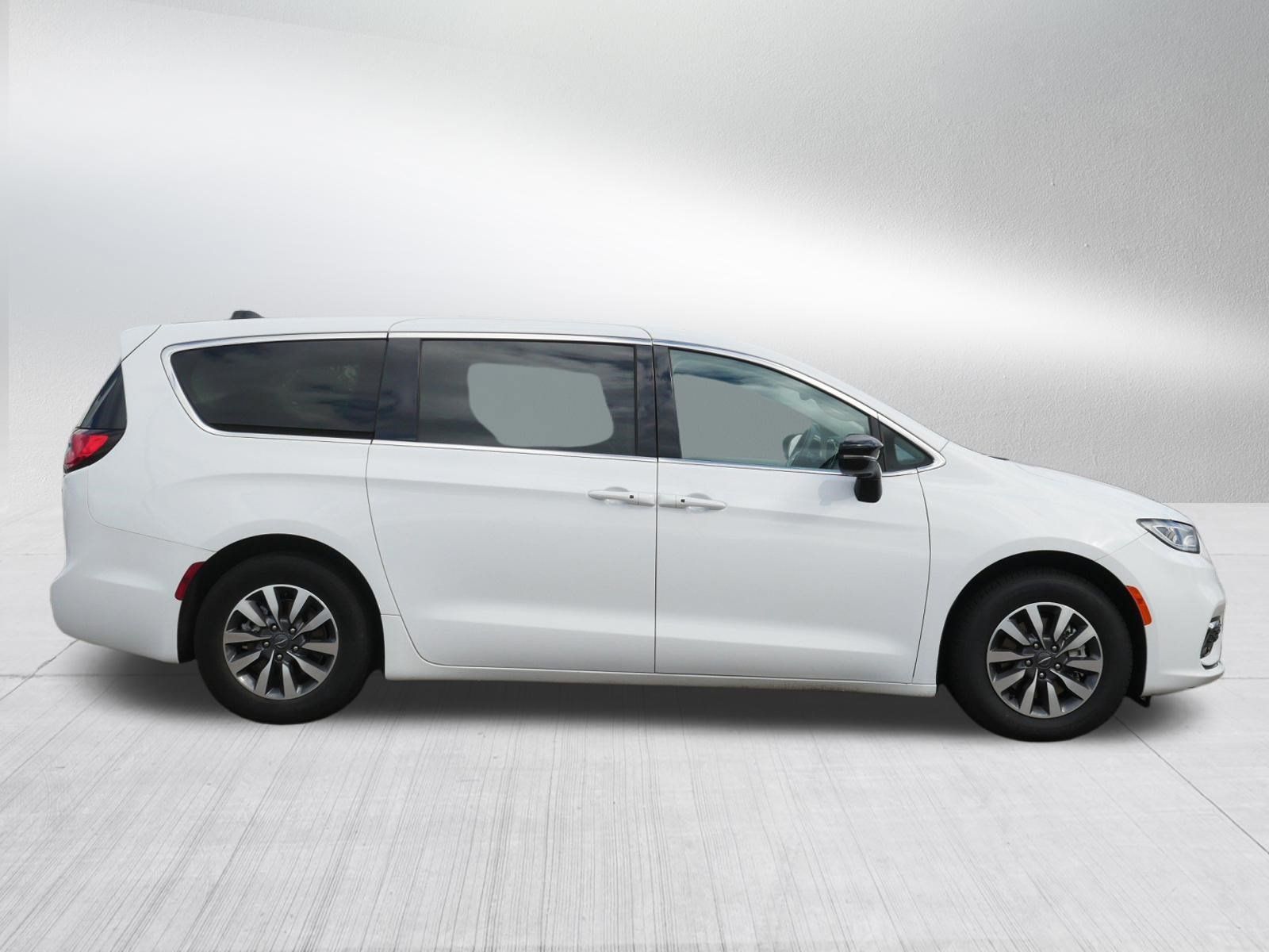 Used 2024 Chrysler Pacifica Limited FWD image 8