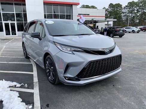 Used 2025 Toyota Sienna XSE image 2