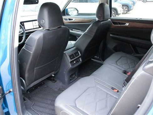 Certified 2025 Volkswagen Atlas SE image 33