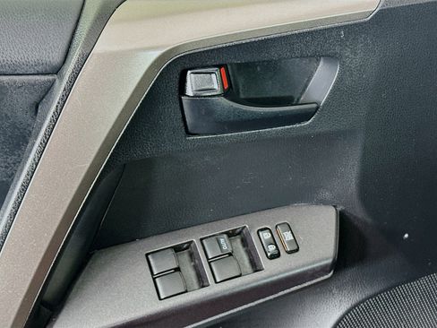 Used 2018 Toyota RAV4 LE image 15