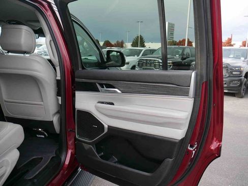 Used 2022 Jeep Wagoneer Series III w/ Flexible Seating Group image 24