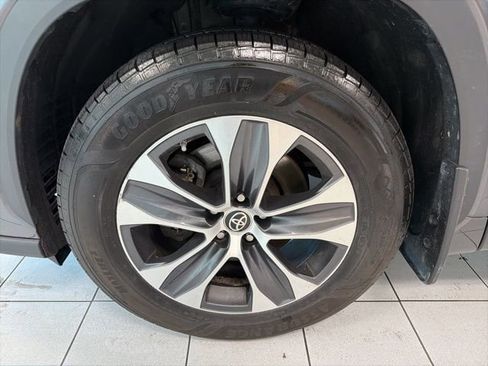 Used 2022 Toyota Highlander XLE image 12