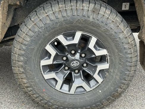 Used 2023 Toyota Tacoma TRD Off-Road w/ Technology Package AWD/4WD image 14