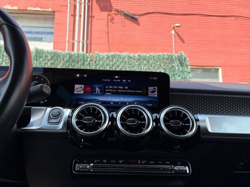 Used 2025 Mercedes-Benz GLB 250 image 17