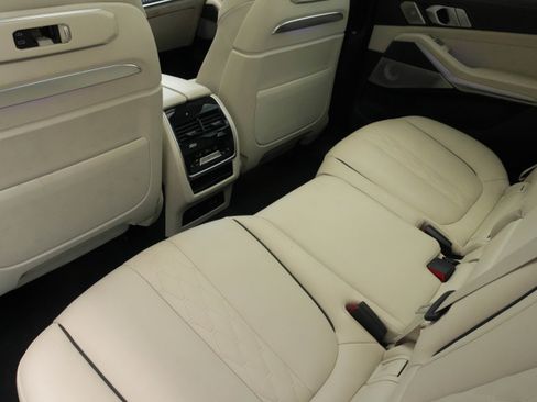 Used 2024 BMW X7 xDrive40i w/ Executive Package image 33