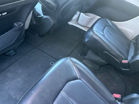 Used 2024 Chrysler Pacifica Touring-L FWD image 13