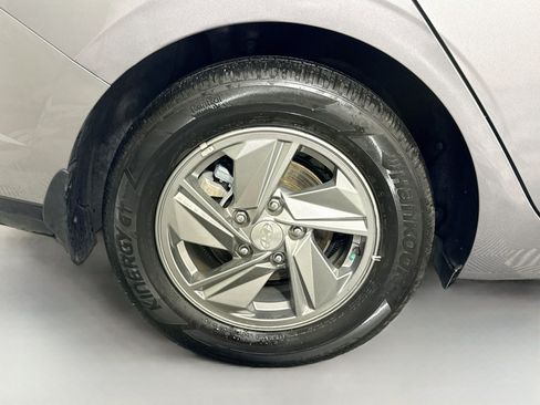 Used 2025 Hyundai Elantra SE FWD image 32